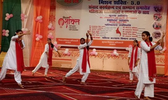 औषधि निरीक्षक अशोक कुमार को सम्मानित करते डिप्लोमा फार्मासिस्ट एसोसिएशन के पदाधिकारी। स्रोत: फा