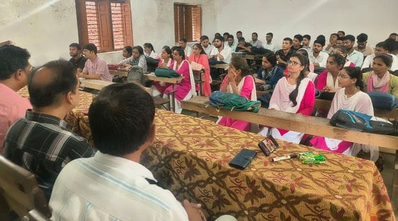 पंडित दीनदयाल कॉलेज सीबीएसई बोर्ड में दीनदयाल की जयंती पर पुष्प अर्पित करती छात्राएं। स्रोत : क पंडित दीनदयाल कॉलेज सीबीएसई बोर्ड में दीनदयाल की जयंती पर पुष्प अर्पित करती छात्राएं। स्रोत : क