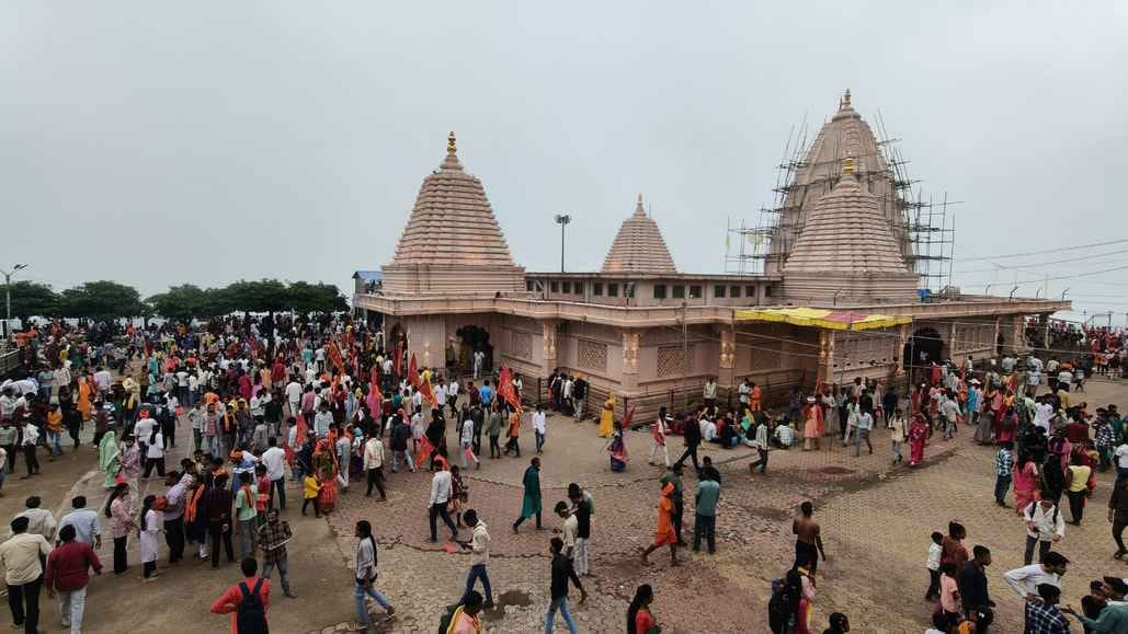 प्रकृति की गोद में बसे देवीधाम के दर्शनों से होती है मनोकामना पूरी प्रकृति की गोद में बसे देवीधाम के दर्शनों से होती है मनोकामना पूरी