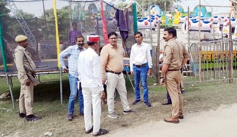 पुवायां में मेला मंत्री से वार्ता करती एसडीएम चित्रा निर्वाल। संवाद पुवायां में मेला मंत्री से वार्ता करती एसडीएम चित्रा निर्वाल। संवाद