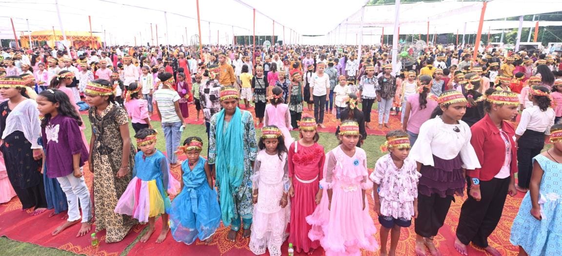 राजभवन में बृहस्पतिवार को 5100 कन्याओं का पूजन हुआ। प्रेरणा संस्था के सहयोग से आयोजित कार्यक्रम