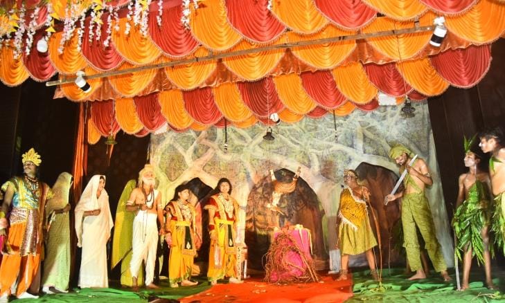 रेलवे रामलीला दशहरा कमेटी की ओर से आयोजित रामलीला का मंचन करते कलाकार। -संवाद
