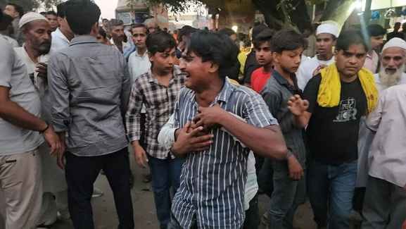 सैफनी सड़क हादसे में दो मौत के बाद बिलखते हुए परिवार के लोग। संवाद