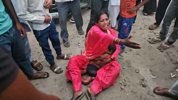 सैफनी सड़क हादसे में दो मौत के बाद बिलखते हुए परिवार के लोग। संवाद
