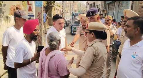 शहर नाहन हाउस से अतिक्रमण हटाते हुए नगर निगम टीम। संवाद