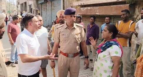 शहर नाहन हाउस से अतिक्रमण हटाते हुए नगर निगम टीम। संवाद