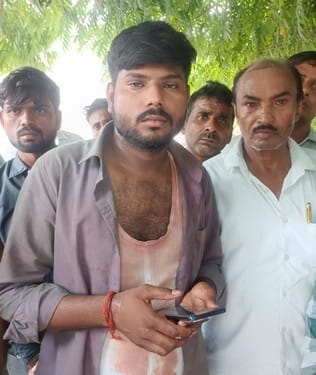 तिलहर के मोहनपुर में अवनीश की हत्या के बाद घटनास्थल पर पहुंचे एसपी राजेश द्विवेदी। स्रोत: मीडिय