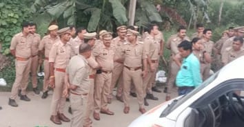 तिलहर के मोहनपुर में अवनीश की हत्या के बाद घटनास्थल पर पहुंचे एसपी राजेश द्विवेदी। स्रोत: मीडिय