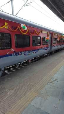 उदयपुर रेलवे स्टेशन से रवाना की गई ट्रेन। रेलवे