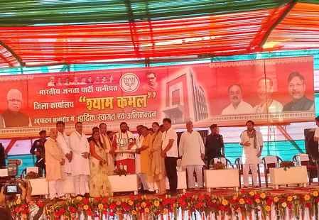 विकास कार्यों का शिलान्यास करते सीएम नायब सिंह सैनी। स्रोत : सूचना विभाग विकास कार्यों का शिलान्यास करते सीएम नायब सिंह सैनी। स्रोत : सूचना विभाग