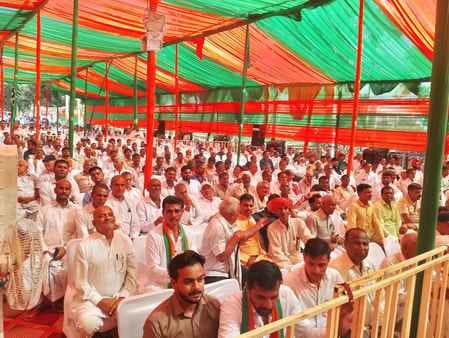 विकास कार्यों का शिलान्यास करते सीएम नायब सिंह सैनी। स्रोत : सूचना विभाग विकास कार्यों का शिलान्यास करते सीएम नायब सिंह सैनी। स्रोत : सूचना विभाग