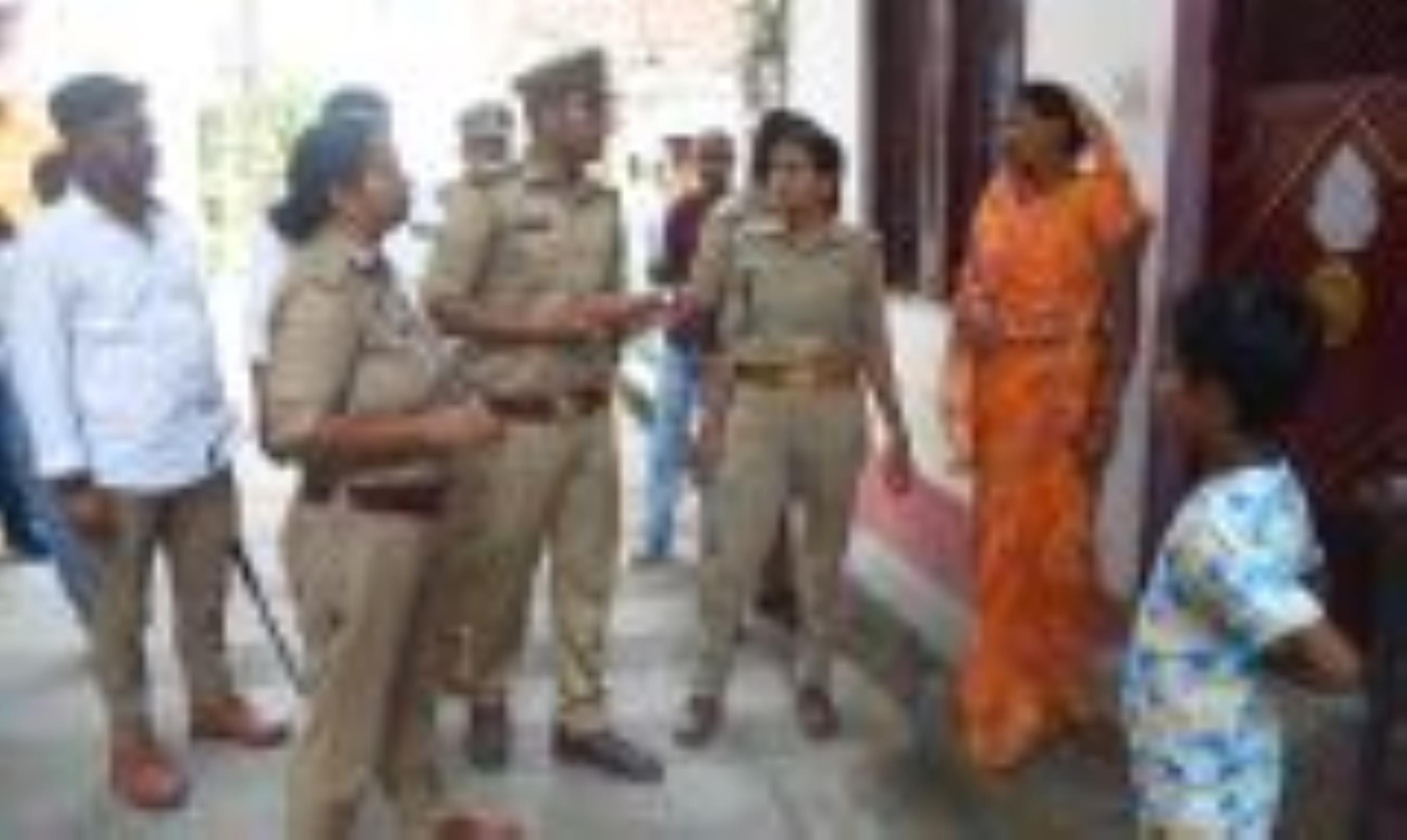 वन िवभाग की टीम ने रुचि खंड के लोगों से भी तेंदुए को लेकर पूछताछ की।