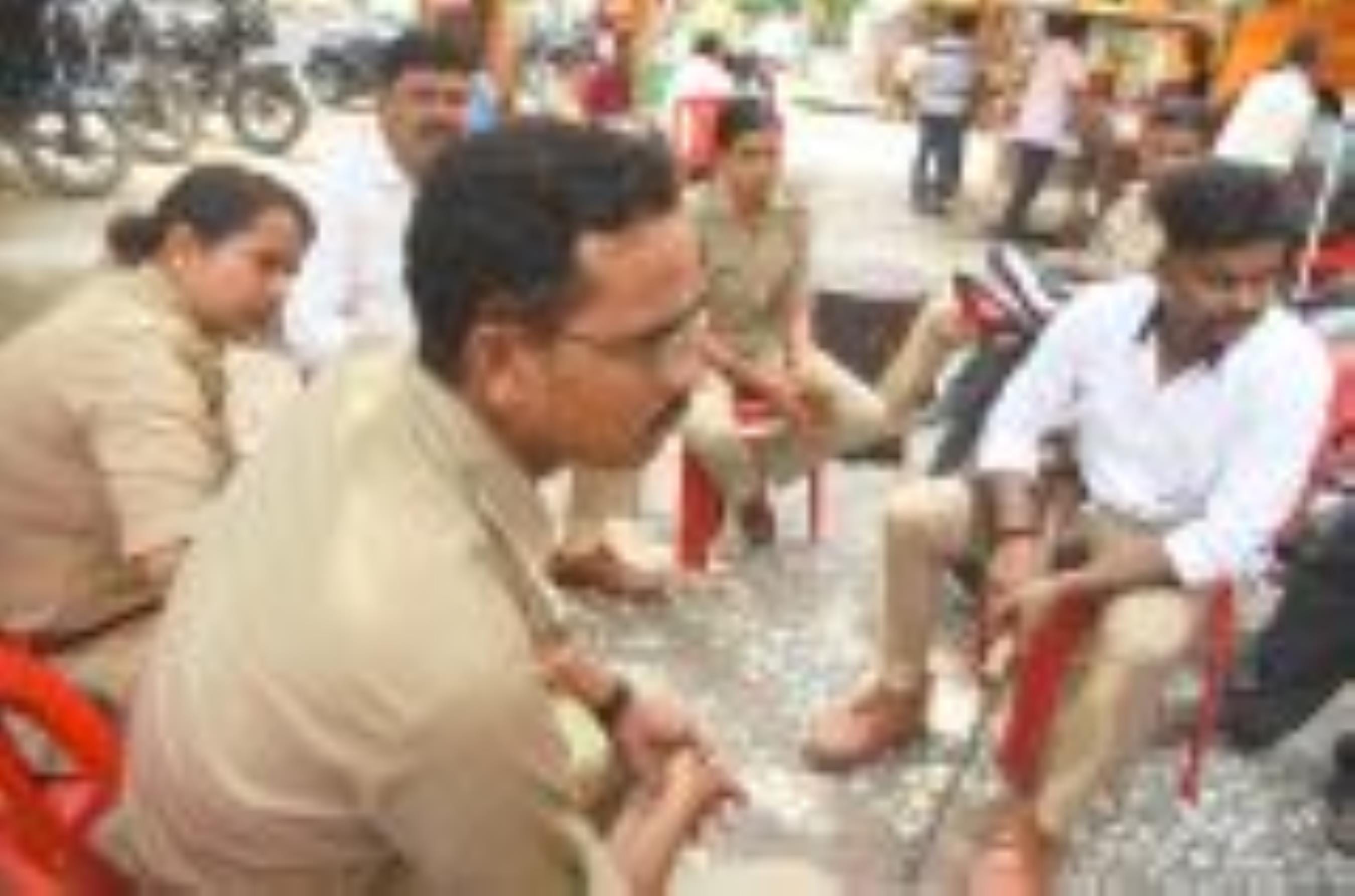 वन िवभाग की टीम ने रुचि खंड के लोगों से भी तेंदुए को लेकर पूछताछ की।