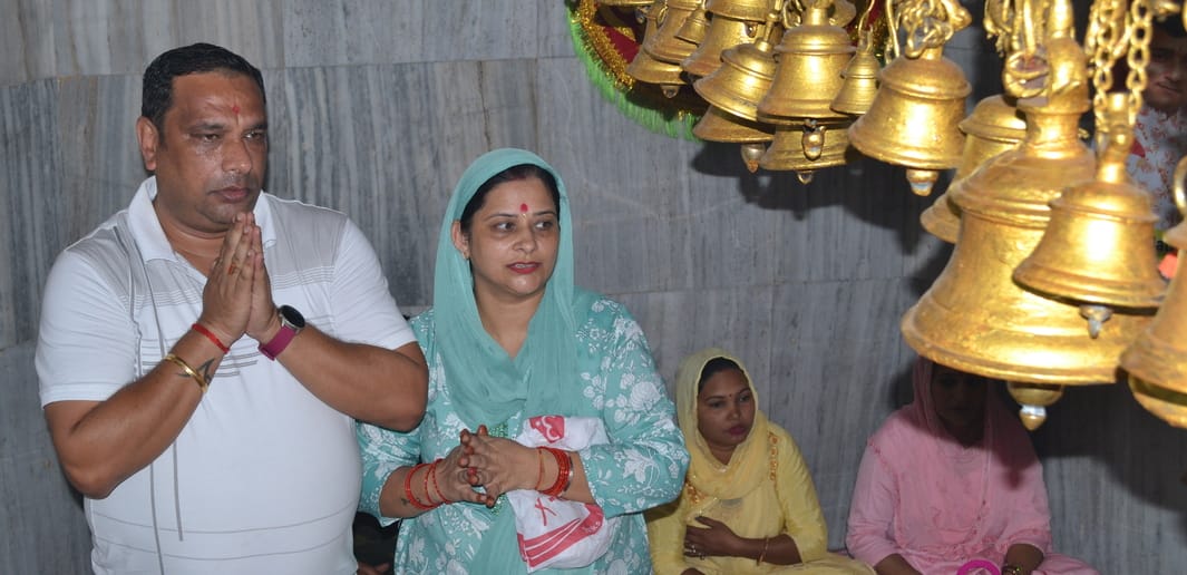 04... मां मनसा देवी मंदिर में मां की पूजा करते श्रद्धालु। संवाद