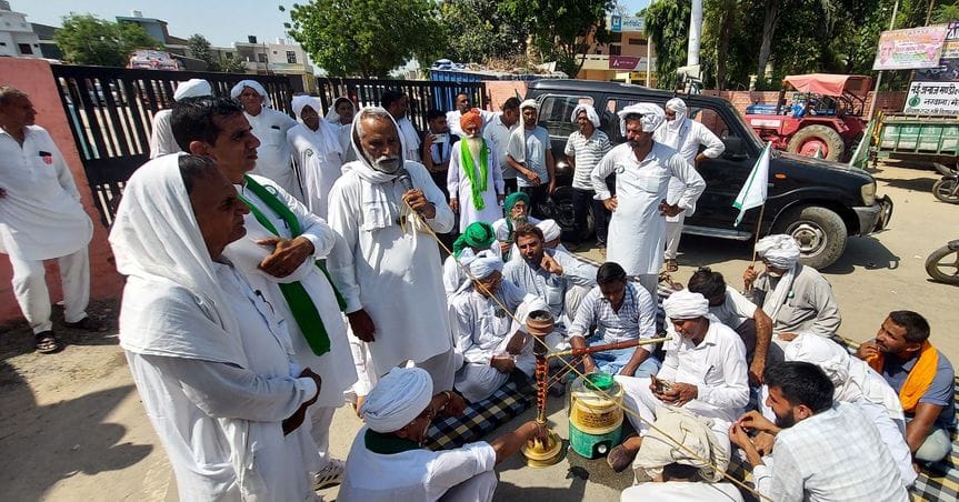 26जेएनडी39-किसानों ने नई अनाज मेला मंडी का किया गया गेट बंद। संवाद 26जेएनडी39-किसानों ने नई अनाज मेला मंडी का किया गया गेट बंद। संवाद