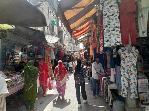 27जेएनडी16 : त्योहारी सीजन में बाजारों में उमड़ी भीड़ । संवाद