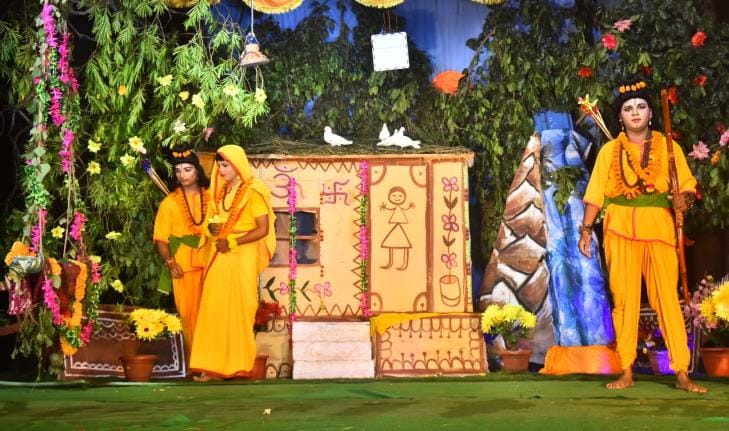  आलमबाग रेलवे रामलीला दशहरा कमेटी की रामलीला मंचन में शुक्रवार रात पहले रावण-मारीच संवाद हुआ, फ