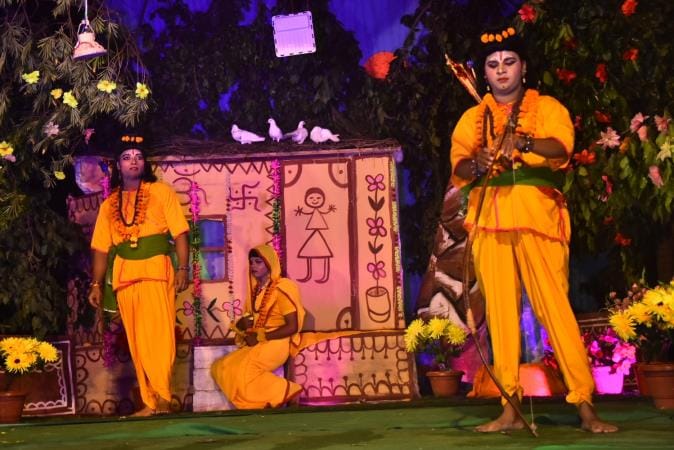  आलमबाग रेलवे रामलीला दशहरा कमेटी की रामलीला मंचन में शुक्रवार रात पहले रावण-मारीच संवाद हुआ, फ