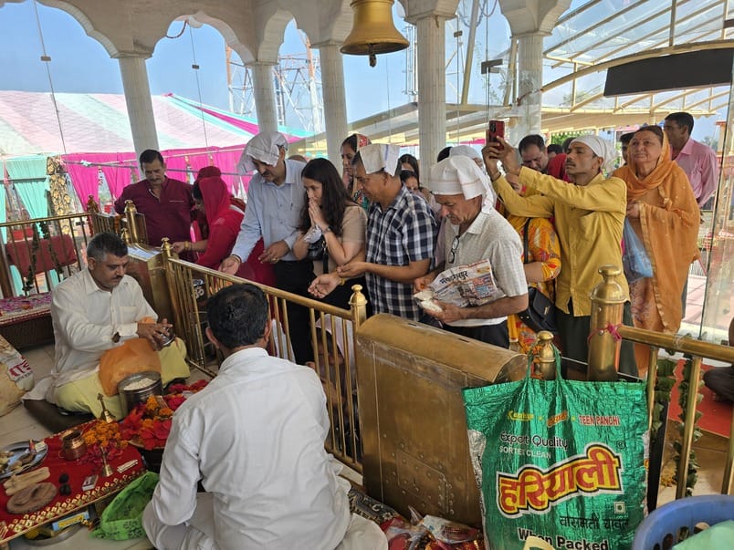 अवाहदेवी माता मंदिर में मां के दर्शन के लिए पहुंचे श्रद्धालु। संवाद अवाहदेवी माता मंदिर में मां के दर्शन के लिए पहुंचे श्रद्धालु। संवाद