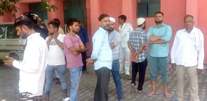बागपत-मेरठ हाईवे स्थित सिंघावली अहीर के पास बाइकों की भिड़त में विपुल की मौत के बाद विलाप करत बागपत-मेरठ हाईवे स्थित सिंघावली अहीर के पास बाइकों की भिड़त में विपुल की मौत के बाद विलाप करत