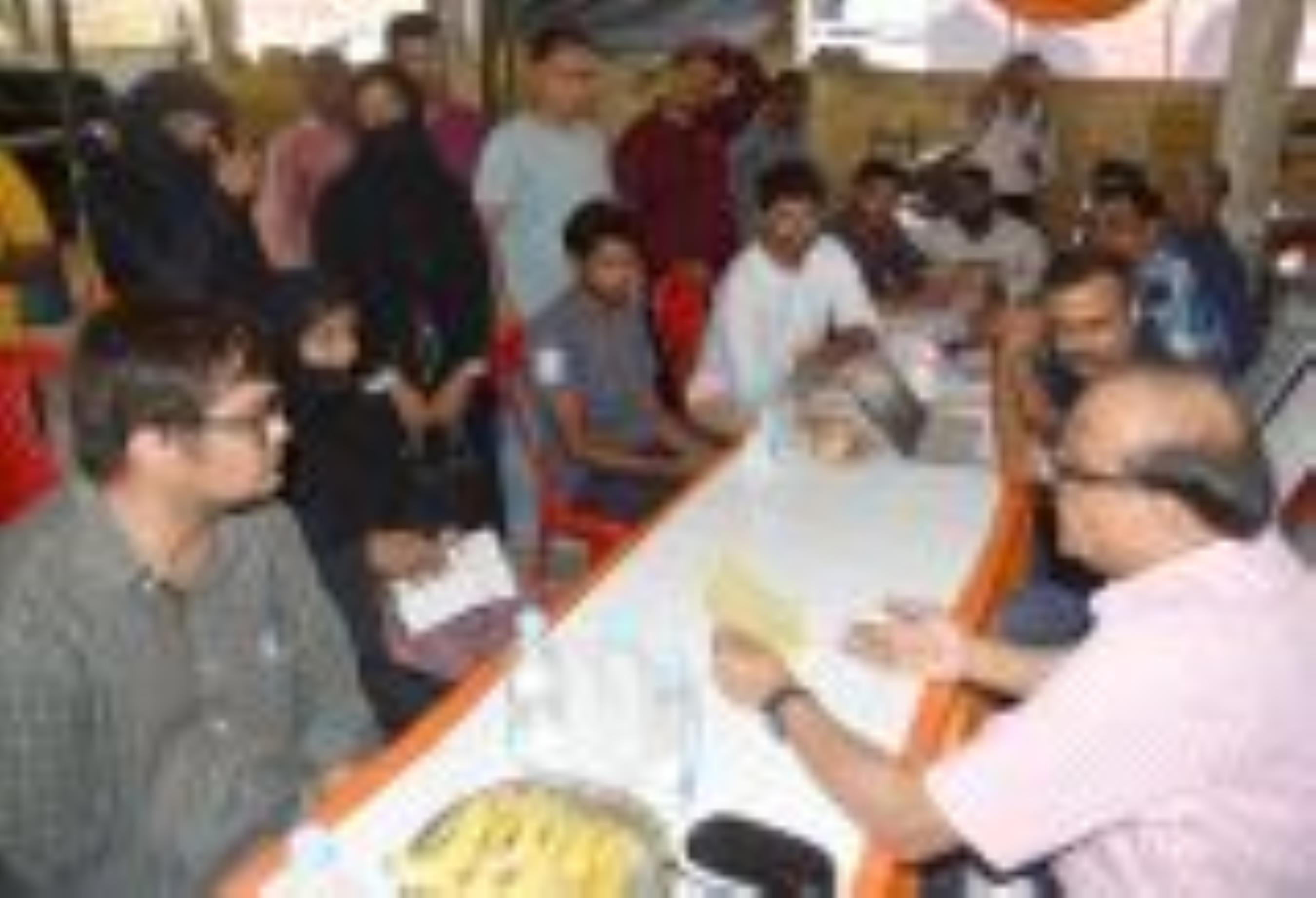 बिजली शिविर में पहुंचे लोग। बिजली शिविर में पहुंचे लोग।