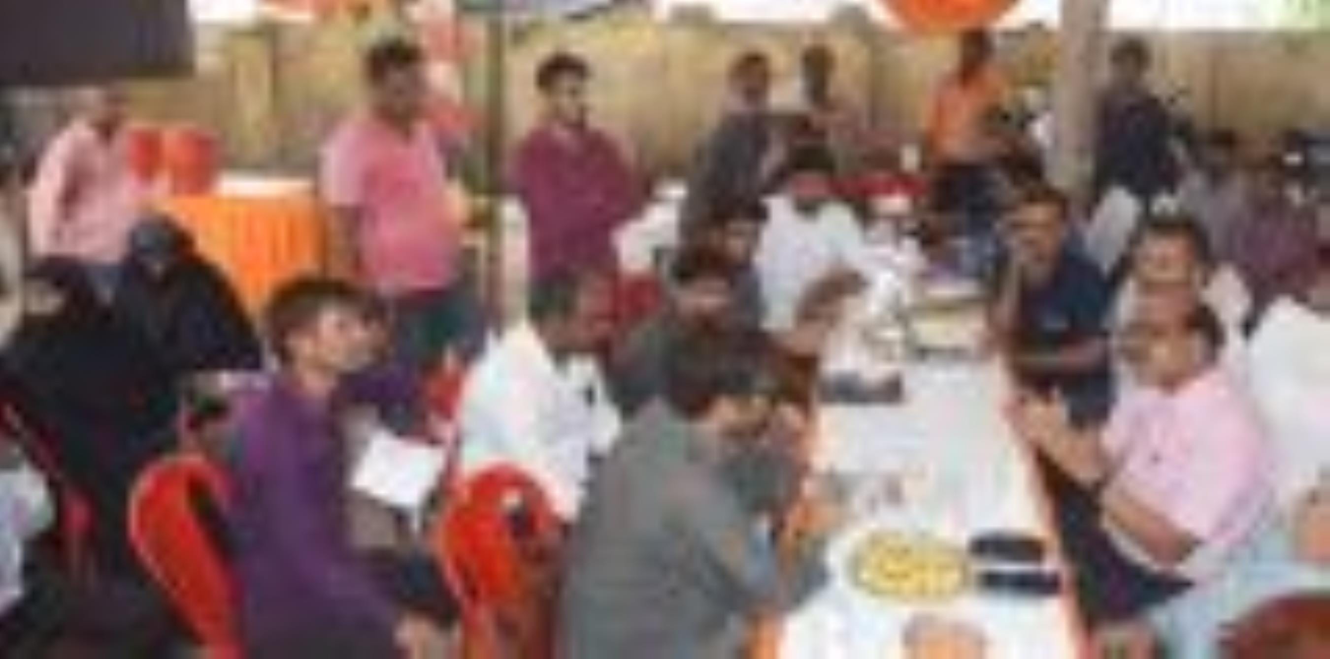 बिजली शिविर में पहुंचे लोग। बिजली शिविर में पहुंचे लोग।