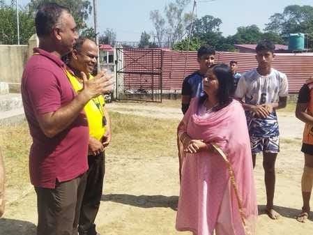 बरठीं  स्कूल  में  आयोजित  जोनल अंडर19 खेल ट्रायल में  भाग लेेते  विभिन्न स्कूलो के खिलाडी। स
