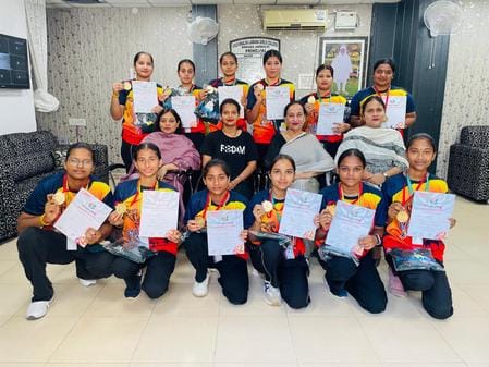 बराड़ा के संत मोहन सिंह खालसा लबाना गर्ल्स कॉलेज की विजेता छात्राएं। प्रवक्ता