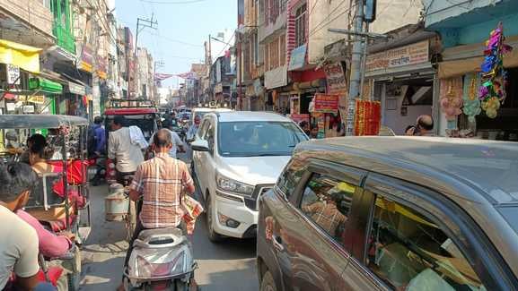 फोटो-10, नेहरू रोड पर सड़क पर खड़ी कार। संवाद