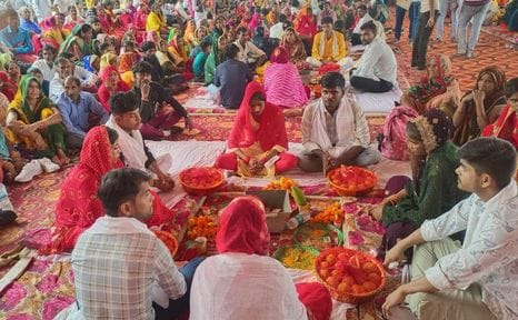 फोटो-22- सामूहिक विवाह समारोह का दीप जलाकर शुभारंभ करते विधायक आशीष सिंह आशू। संवाद फोटो-22- सामूहिक विवाह समारोह का दीप जलाकर शुभारंभ करते विधायक आशीष सिंह आशू। संवाद