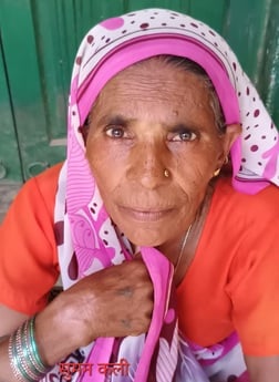 फोटो 26 एचएएमपी 12- सुमेरपुर क्रय विक्रय में खाद के लिए जद्दोजहद करते किसान। संवाद