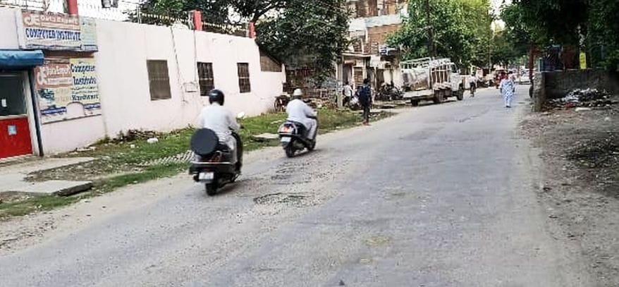 फोटो-26-नवनिर्माण होने वाला पटेलनगर चौराहा-शादीपुर चौराहा मार्ग। संवाद