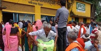 फोटो 26 सीकेटीपी-12- परिचय- खाद के लिए पहाड़ी खरीद केंद्र में लगी महिला किसानों की लाइन । संवाद