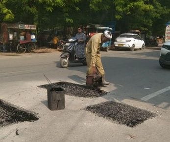 फोटो 27- सोनीपत के बहालगढ़ रोड पर लोक निर्माण विभाग की ओर से कराया जा रहा मरम्मत कार्य। संवाद