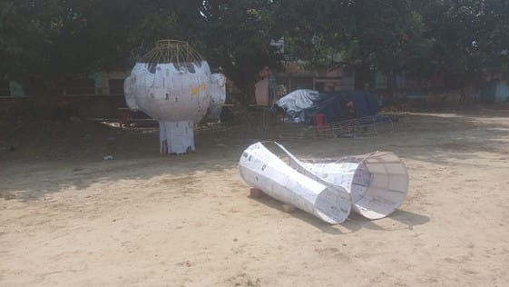 फोटो-27एयूआरपी 16- रावण के पुतले को तैयार करते कारीगर मेहताब। संवाद