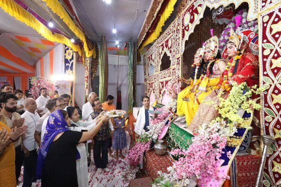 फोटो 47- सोनीपत के बड़ा बाजार स्थित श्री ठाकुरद्वारा पंचायती मंदिर से बैंड-बाजों की धुन पर श्र फोटो 47- सोनीपत के बड़ा बाजार स्थित श्री ठाकुरद्वारा पंचायती मंदिर से बैंड-बाजों की धुन पर श्र