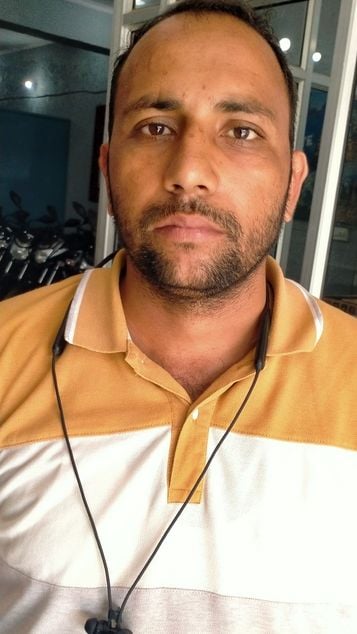 फोटो संख्या:68-बाइक शोरूम में  बाइक देखते ग्राहक--संवाद