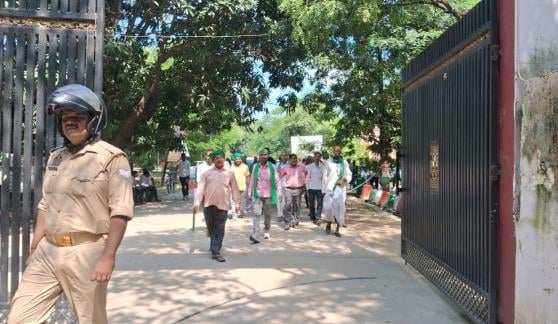कलेक्ट्रेट में एडीएम कार्यालय के बाहर धरने पर बैठै किसान व कलेक्ट्रेट से आंबेडकर प्रतिमा की ओर कलेक्ट्रेट में एडीएम कार्यालय के बाहर धरने पर बैठै किसान व कलेक्ट्रेट से आंबेडकर प्रतिमा की ओर