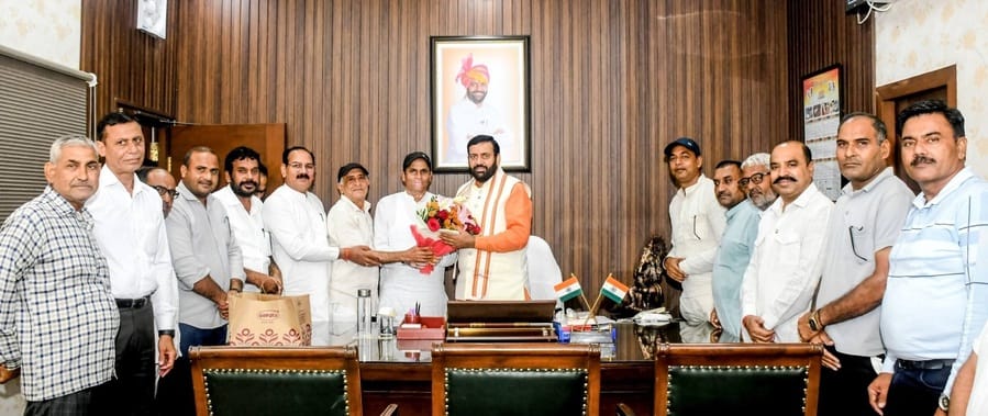 लाडवा। मुख्यमंत्री नायब सैनी को पुष्प गुच्छ भेंट करते अनाजमंडी के व्यापारियों के शिष्टमंडल। विज