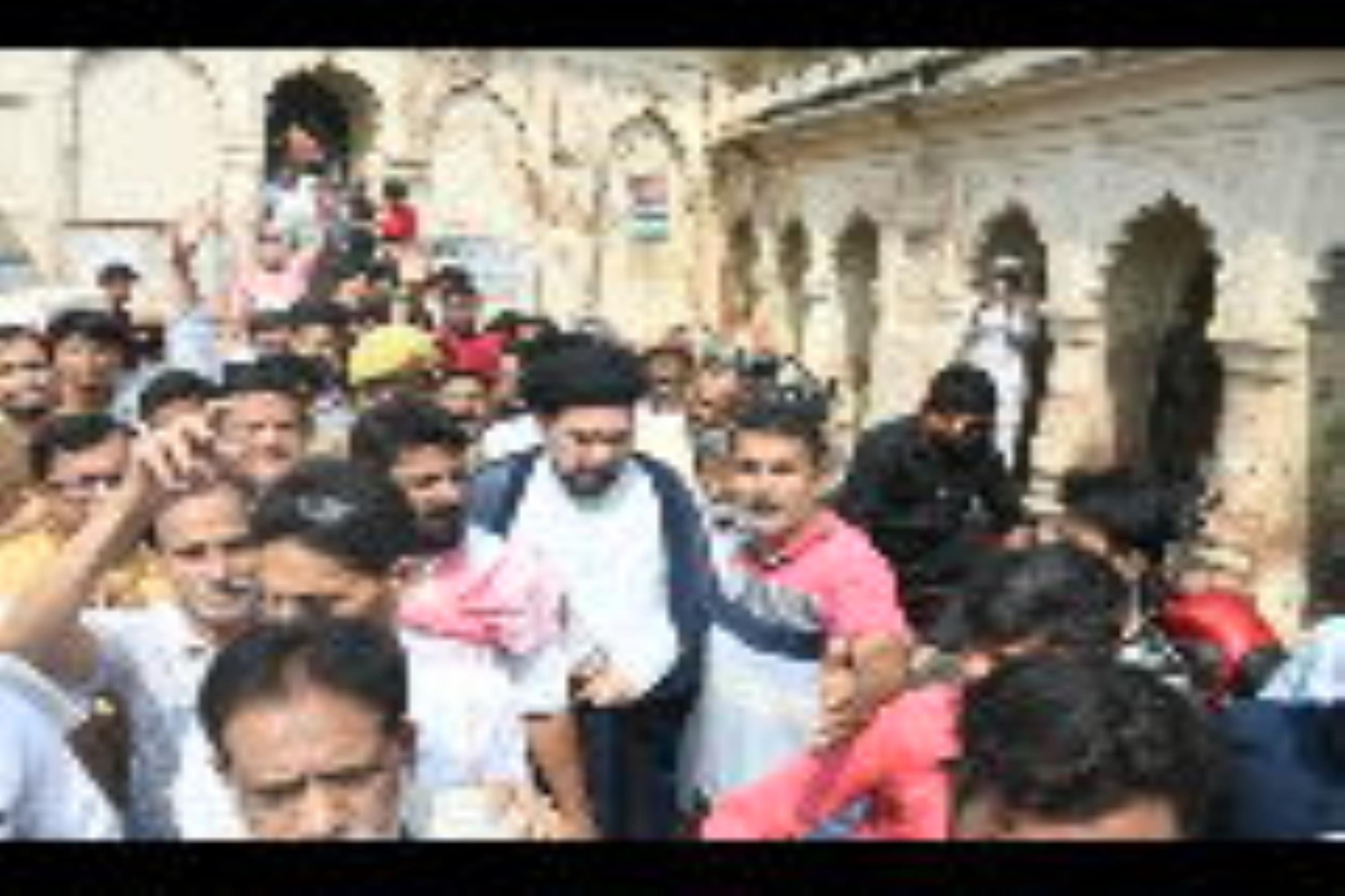 मौलाना कल्बे जव्वाद ने किया प्रदर्शन।