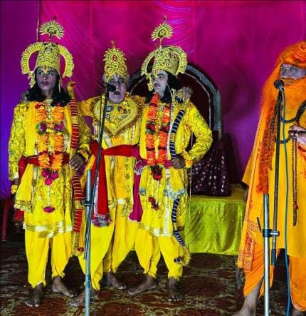 नगर पंचायत अशरफपुर किछौछा की रामलीला में धनुष यज्ञ प्रसंग का मंचन करते कलाकार। नगर पंचायत अशरफपुर किछौछा की रामलीला में धनुष यज्ञ प्रसंग का मंचन करते कलाकार।