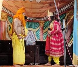 नगर पंचायत अशरफपुर किछौछा की रामलीला में धनुष यज्ञ प्रसंग का मंचन करते कलाकार। नगर पंचायत अशरफपुर किछौछा की रामलीला में धनुष यज्ञ प्रसंग का मंचन करते कलाकार।