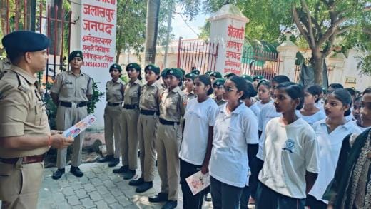 पुलिस कार्यालय में एक दिन की एसपी बनीं छात्रा मधु। पुलिस कार्यालय में एक दिन की एसपी बनीं छात्रा मधु।