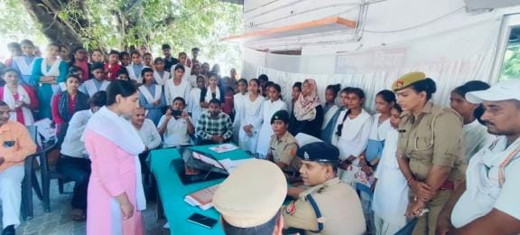 पुलिस कार्यालय में एक दिन की एसपी बनीं छात्रा मधु। पुलिस कार्यालय में एक दिन की एसपी बनीं छात्रा मधु।
