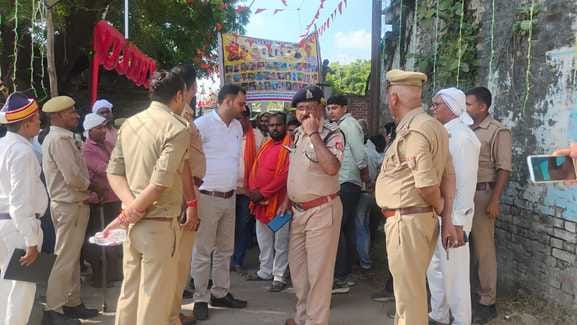 रजवापुर में पंडाल में मौजूद पुलिस और ग्रामीण- ग्रामीण रजवापुर में पंडाल में मौजूद पुलिस और ग्रामीण- ग्रामीण