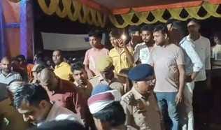रजवापुर में पंडाल में मौजूद पुलिस और ग्रामीण- ग्रामीण रजवापुर में पंडाल में मौजूद पुलिस और ग्रामीण- ग्रामीण
