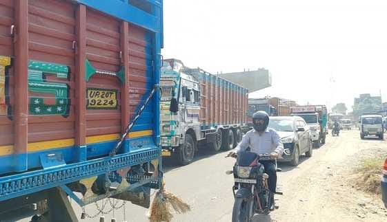सांबा। जम्मू पठानकोट हाइवे पर लगा वाहनों की कतारें सांबा। जम्मू पठानकोट हाइवे पर लगा वाहनों की कतारें