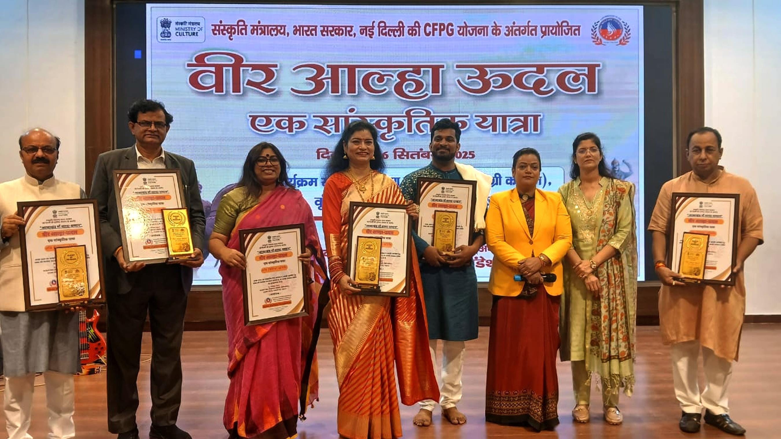 स्त्री वेलफेयर फाउंडेशन की ओर से आल्हा-ऊदल पर आधारित लोकगीत कार्यक्रम वृंदावन योजना में स्थित श स्त्री वेलफेयर फाउंडेशन की ओर से आल्हा-ऊदल पर आधारित लोकगीत कार्यक्रम वृंदावन योजना में स्थित श
