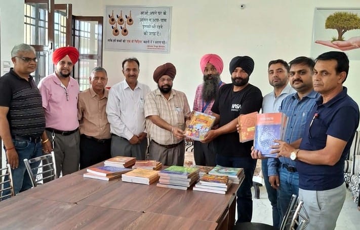 शहाहाबाद। प्राचार्य को किताबें भेंट करते रोटरी सदस्य। विज्ञप्ति