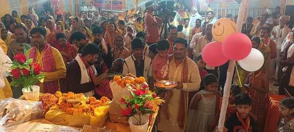 शहर के बादशाही बाग में नवरात्र दुर्गा पूजा एवं श्रीराम कथा के चौथे दिन प्रवचन करते हुए पंडित ओं शहर के बादशाही बाग में नवरात्र दुर्गा पूजा एवं श्रीराम कथा के चौथे दिन प्रवचन करते हुए पंडित ओं